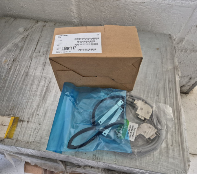 NO-BREAK UPS APC Smart-UPS RT 10000VA (10kVA): 04 BATERIAS INDUSTRIAIS ACUMULADOR DE CHUMBO-ÁCIDO SELADO APC 18, 02 CHAVES DE ACIONAMENTO, PAINEL DE CONTROLE P/ CONVERSORES, CABO RoHS MACTH DATA P/NO.CON4204/D