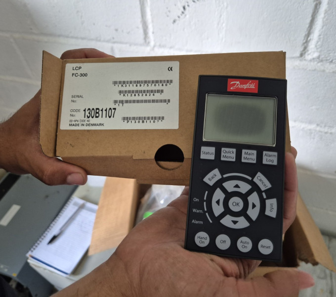 NO-BREAK UPS APC Smart-UPS RT 10000VA (10kVA): 04 BATERIAS INDUSTRIAIS ACUMULADOR DE CHUMBO-ÁCIDO SELADO APC 18, 02 CHAVES DE ACIONAMENTO, PAINEL DE CONTROLE P/ CONVERSORES, CABO RoHS MACTH DATA P/NO.CON4204/D