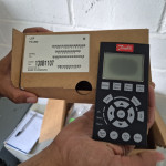 NO-BREAK UPS APC Smart-UPS RT 10000VA (10kVA): 04 BATERIAS INDUSTRIAIS ACUMULADOR DE CHUMBO-ÁCIDO SELADO APC 18, 02 CHAVES DE ACIONAMENTO, PAINEL DE CONTROLE P/ CONVERSORES, CABO RoHS MACTH DATA P/NO.CON4204/D