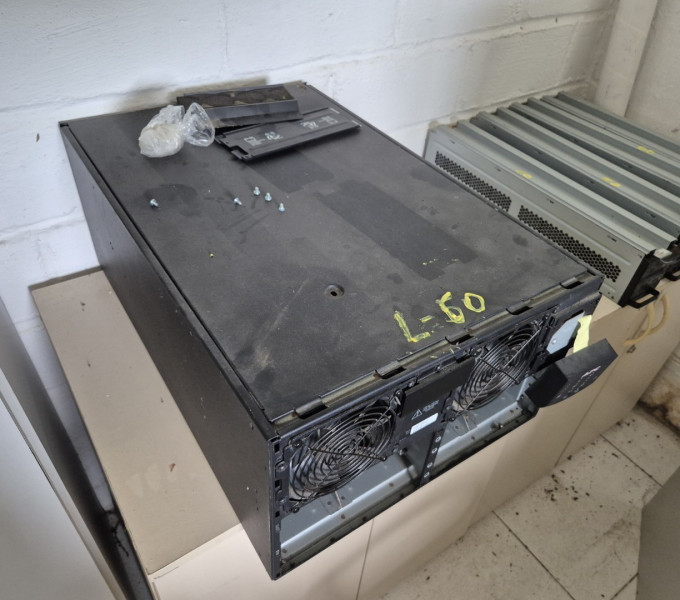 NO-BREAK UPS APC Smart-UPS RT 10000VA (10kVA): 04 BATERIAS INDUSTRIAIS ACUMULADOR DE CHUMBO-ÁCIDO SELADO APC 18, 02 CHAVES DE ACIONAMENTO, PAINEL DE CONTROLE P/ CONVERSORES, CABO RoHS MACTH DATA P/NO.CON4204/D