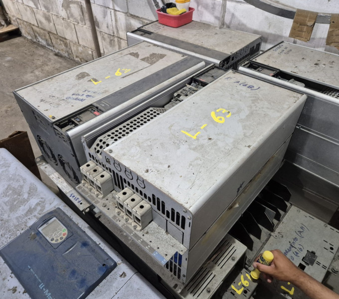 02 INVERSOR DE FREQUENCIA DANFOSS PIN 131F7151