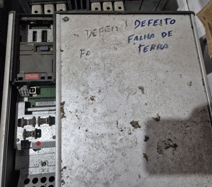02 INVERSOR DE FREQUENCIA DANFOSS PIN 131F7151