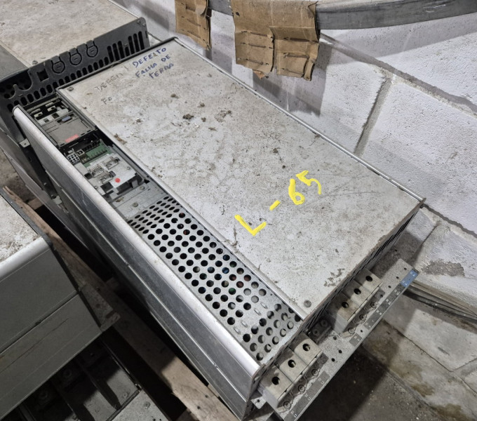 02 INVERSOR DE FREQUENCIA DANFOSS PIN 131F7151