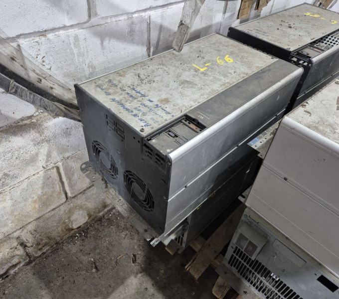 02 INVERSOR DE FREQUENCIA DANFOSS PIN 131F7151