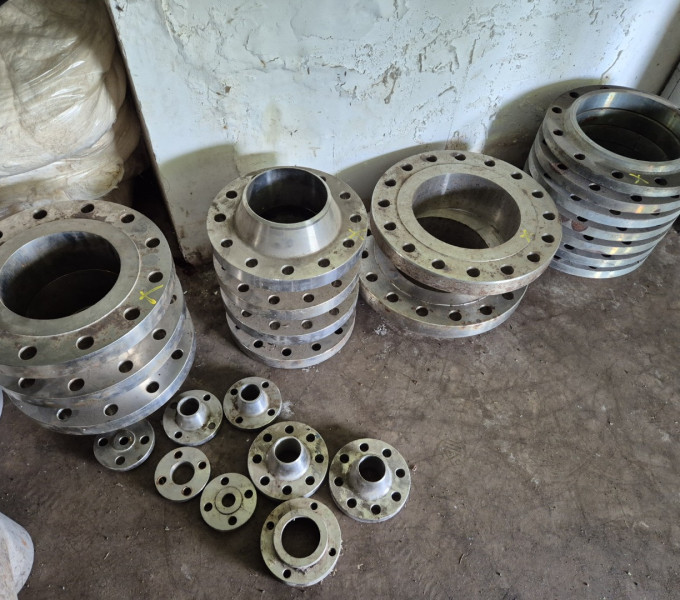 DIVERSOS COMPONENTES EM AÇO INOX: FLANGES, Ts, CURVAS