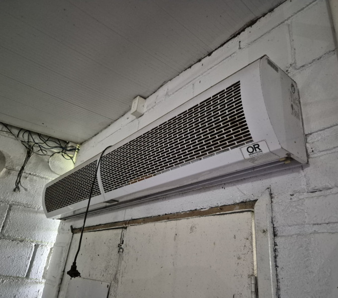2 SOPRADOR DE AR DUGOLD AIR COURTAIN FM3015, 3 AR-CONDICIONADO RHEEM 48.000BTU, 1 FORNO MICROONDAS 20L PHILCO PM524, 1 EVAPORADOR P/ AR CONDICIONADO SPRINGER 22000BTU, GELADEIRA DUAS PORTAS