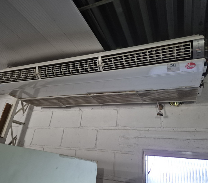 2 SOPRADOR DE AR DUGOLD AIR COURTAIN FM3015, 3 AR-CONDICIONADO RHEEM 48.000BTU, 1 FORNO MICROONDAS 20L PHILCO PM524, 1 EVAPORADOR P/ AR CONDICIONADO SPRINGER 22000BTU, GELADEIRA DUAS PORTAS
