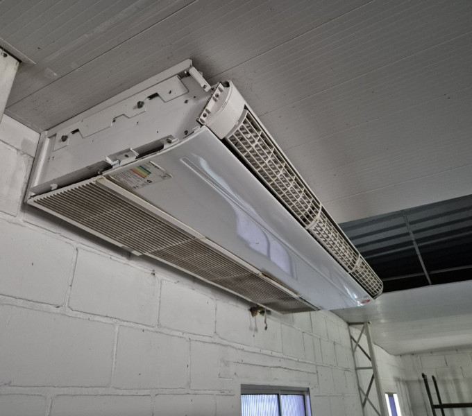 2 SOPRADOR DE AR DUGOLD AIR COURTAIN FM3015, 3 AR-CONDICIONADO RHEEM 48.000BTU, 1 FORNO MICROONDAS 20L PHILCO PM524, 1 EVAPORADOR P/ AR CONDICIONADO SPRINGER 22000BTU, GELADEIRA DUAS PORTAS