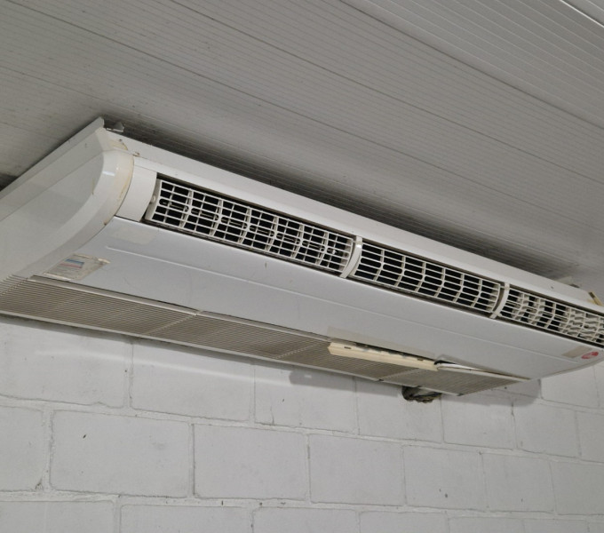 2 SOPRADOR DE AR DUGOLD AIR COURTAIN FM3015, 3 AR-CONDICIONADO RHEEM 48.000BTU, 1 FORNO MICROONDAS 20L PHILCO PM524, 1 EVAPORADOR P/ AR CONDICIONADO SPRINGER 22000BTU, GELADEIRA DUAS PORTAS