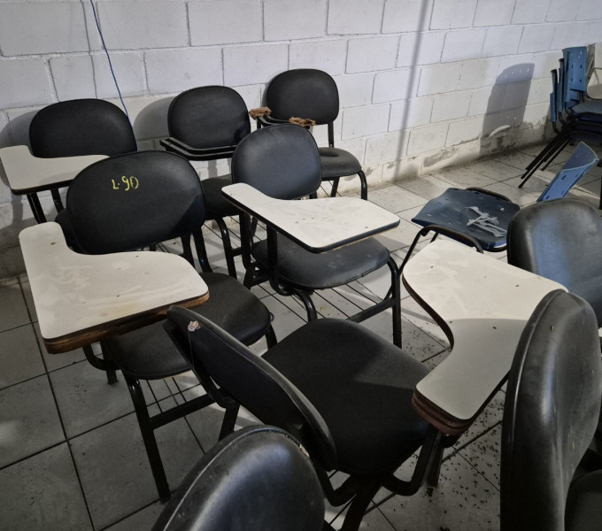 13 CADEIRAS GIRATÓRIAS COM RODIZIO, 16 CADEIRAS DE PVC AZUL (FIXA), 06 CADEIRAS DE ESTUDANTE, 13 CADEIRAS DE RODÍZIO BRANCA ( GIRATÓRIAS E COM BRAÇO), 03 CADEIRAS GIRATÓRIAS FIXAS, 04 CADEIRAS FIXAS PERFURADAS