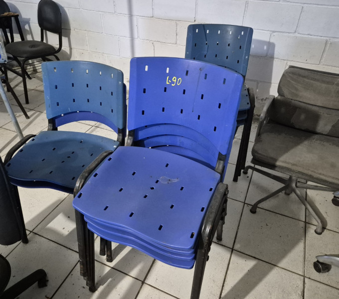 13 CADEIRAS GIRATÓRIAS COM RODIZIO, 16 CADEIRAS DE PVC AZUL (FIXA), 06 CADEIRAS DE ESTUDANTE, 13 CADEIRAS DE RODÍZIO BRANCA ( GIRATÓRIAS E COM BRAÇO), 03 CADEIRAS GIRATÓRIAS FIXAS, 04 CADEIRAS FIXAS PERFURADAS