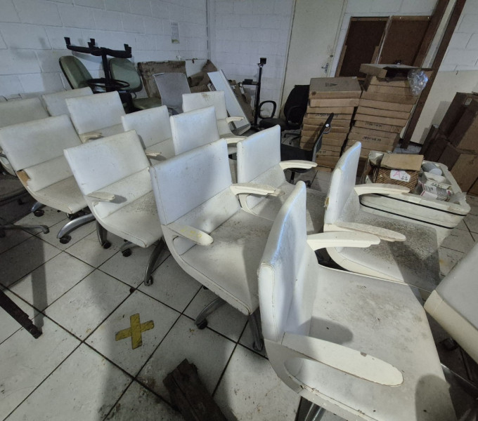 13 CADEIRAS GIRATÓRIAS COM RODIZIO, 16 CADEIRAS DE PVC AZUL (FIXA), 06 CADEIRAS DE ESTUDANTE, 13 CADEIRAS DE RODÍZIO BRANCA ( GIRATÓRIAS E COM BRAÇO), 03 CADEIRAS GIRATÓRIAS FIXAS, 04 CADEIRAS FIXAS PERFURADAS