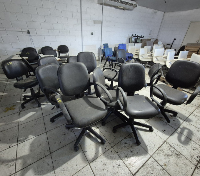 13 CADEIRAS GIRATÓRIAS COM RODIZIO, 16 CADEIRAS DE PVC AZUL (FIXA), 06 CADEIRAS DE ESTUDANTE, 13 CADEIRAS DE RODÍZIO BRANCA ( GIRATÓRIAS E COM BRAÇO), 03 CADEIRAS GIRATÓRIAS FIXAS, 04 CADEIRAS FIXAS PERFURADAS
