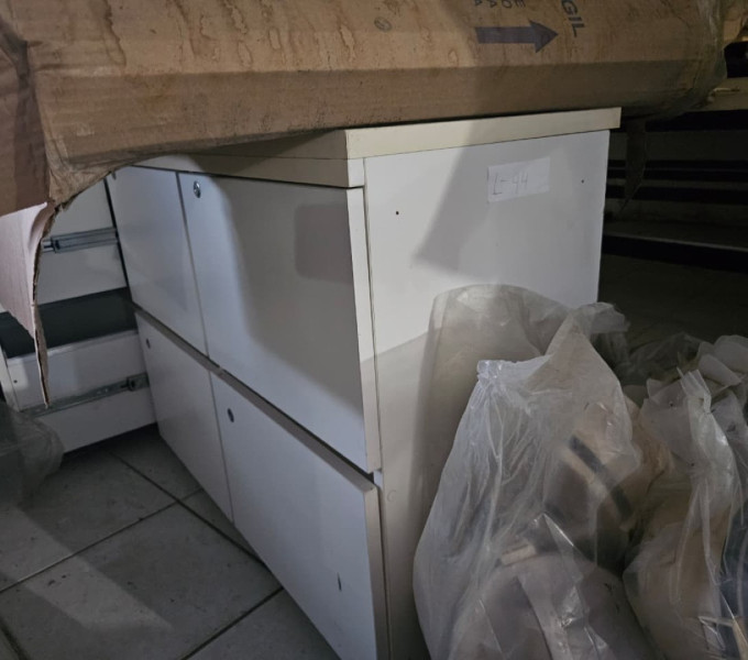 01 CAPELA + 05 ARMÁRIOS INFERIORES, 07 MESAS, 18 MESAS PARA REFEIÇÃO + 05 RECIPIENTES DE PVC, DIV. MARMITAS
