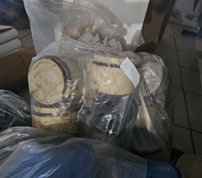 01 CAPELA + 05 ARMÁRIOS INFERIORES, 07 MESAS, 18 MESAS PARA REFEIÇÃO + 05 RECIPIENTES DE PVC, DIV. MARMITAS