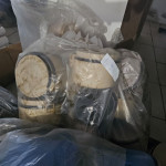01 CAPELA + 05 ARMÁRIOS INFERIORES, 07 MESAS, 18 MESAS PARA REFEIÇÃO + 05 RECIPIENTES DE PVC, DIV. MARMITAS