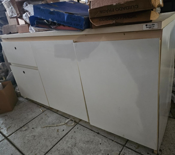 01 CAPELA + 05 ARMÁRIOS INFERIORES, 07 MESAS, 18 MESAS PARA REFEIÇÃO + 05 RECIPIENTES DE PVC, DIV. MARMITAS