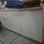 01 CAPELA + 05 ARMÁRIOS INFERIORES, 07 MESAS, 18 MESAS PARA REFEIÇÃO + 05 RECIPIENTES DE PVC, DIV. MARMITAS